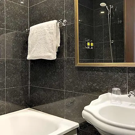 Le Senat 4*